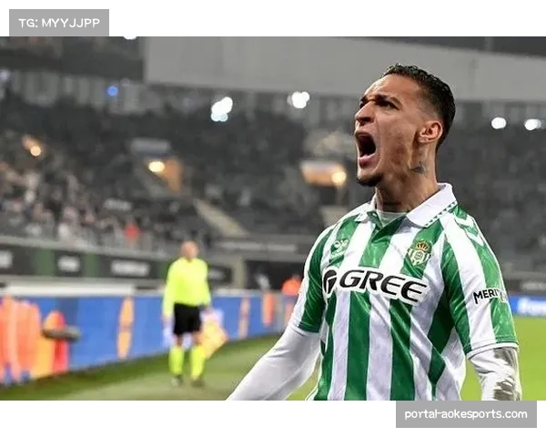 安东尼被换下失控踹衣物包,贝蒂斯更衣室现紧张 安东尼被换下失控踹衣物包,贝蒂斯更衣室现紧张